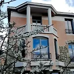 Le Bompard 50 M2 Art Deco Plein Centre Avec Jardin