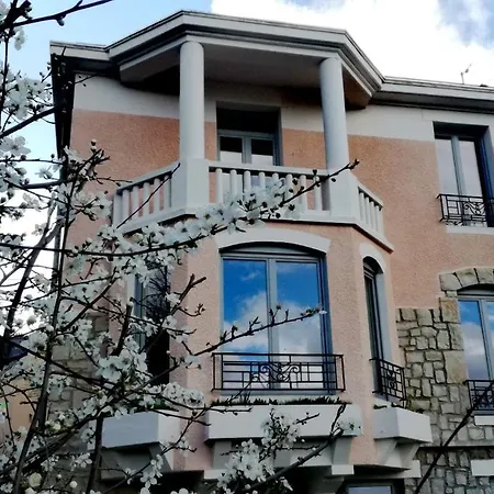 Le Bompard 50 M2 Art Deco Plein Centre Avec Jardin