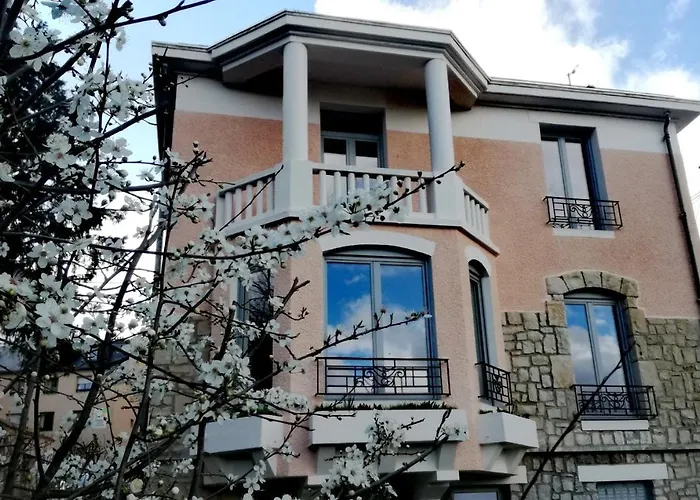 Le Bompard 50 M2 Art Deco Plein Centre Avec Jardin